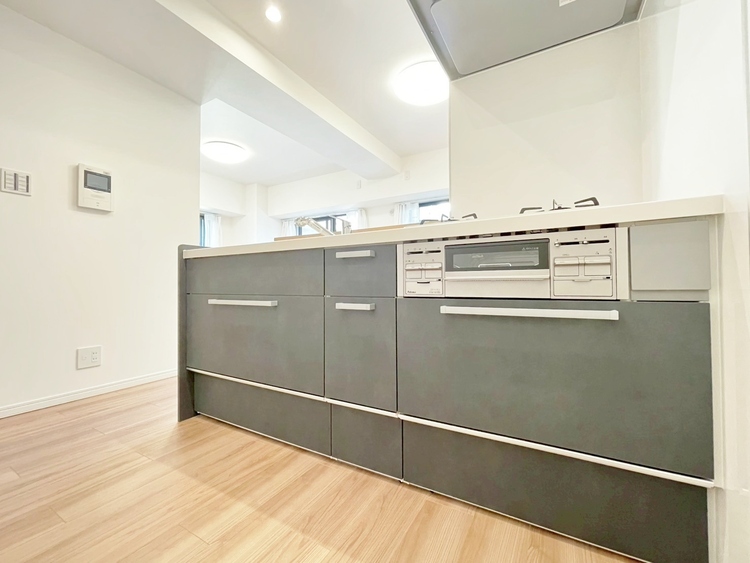 キッチン スマートな意匠と充実の機能を備えたキッチンが、暮らしにおいしい彩りを添えます。