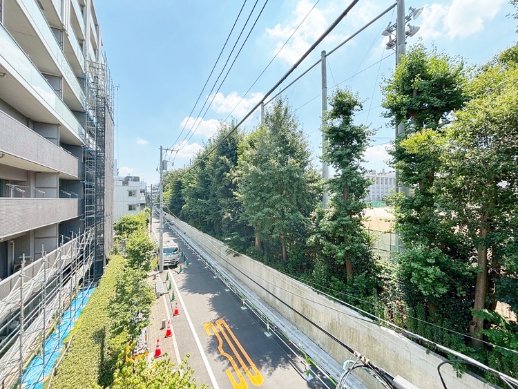 バルコニー 窓を開けると広がる青空。心をリフレッシュして日々を過ごしていきましょう。
