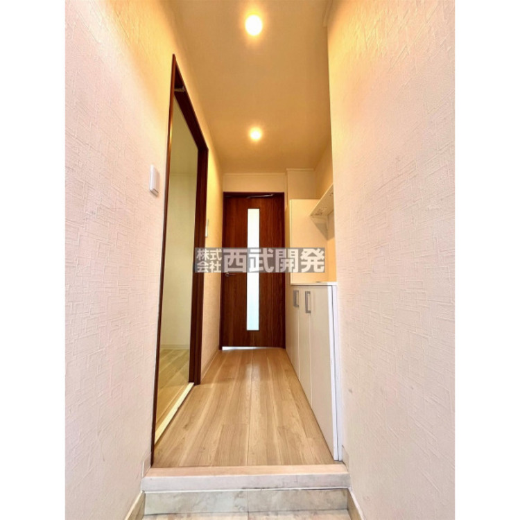 玄関 清潔感のある玄関。シューズボックスも収納力がございます。