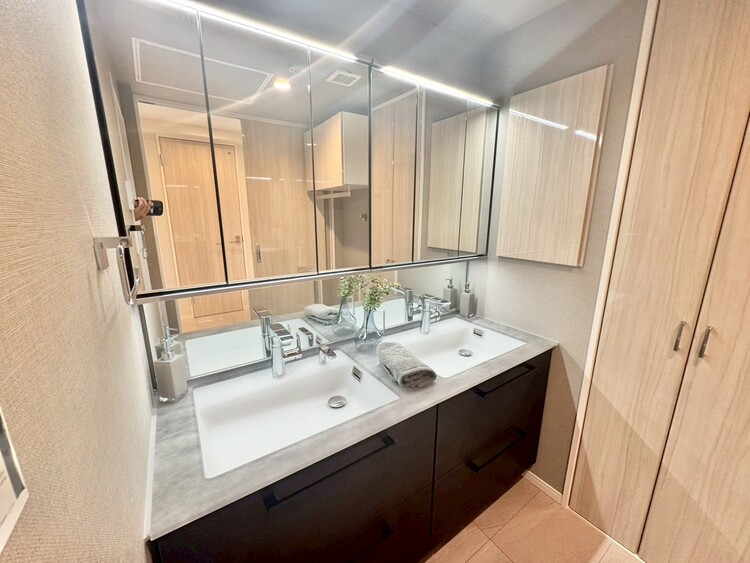 その他 清潔感を感じられる洗面化粧台。