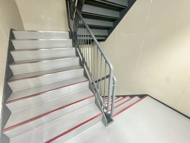 その他 共用部の階段です。明るく清潔に管理されています。