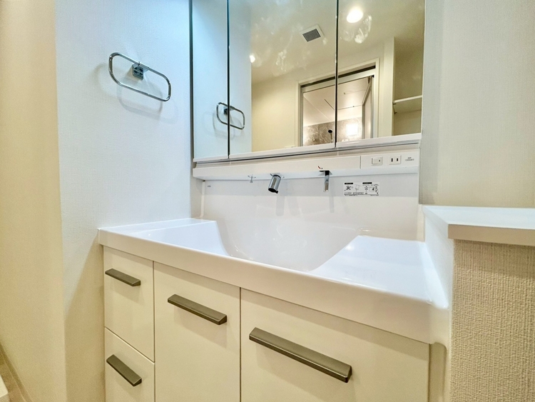 その他 清潔感を感じられる洗面化粧台。