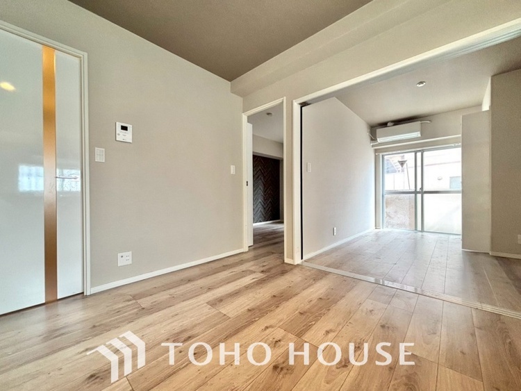 内装 忙しい朝でも、しっかり家族が揃って食事をして頂けるゆとりある大きさのダイニングスペース。リビングと和室の続き間は急な来客時になど使い勝手が良いです。実際の空間を体感してみて下さい！