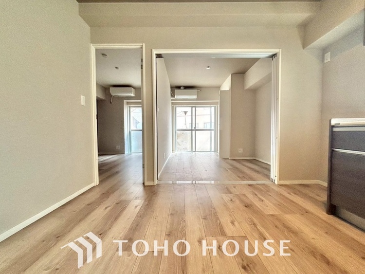 内装 居心地のいい暮らしには欠かせない眩い採光。ゆったりとした幅の窓からこの空間に降り注ぐ採光が絶えない。明るいリビングこそ居心地のいい暮らしが待っているのだと思う。