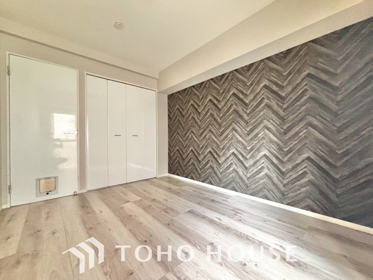 内装 風の通り道。舞い込んでくる風が優しく躍り、室内に爽やかな空気を運んでくる。そこに季節の息吹を感じて、いまがどんな季節なのかを実感する。