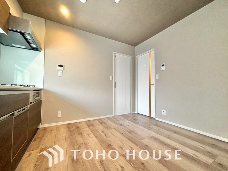 内装 叶えたかったのは落ち着きのあるナチュラルな風合い、そして開放感があるリビング。優雅な気分に浸れる幸せな時間を家族が自然と集まりたくなるこの空間で。