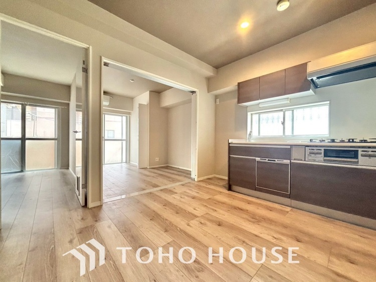 内装 ◆瀟洒な空間◆落ち着きのある彩が見事に調和させた瀟洒な空間を演出。ここに集まる家族の会話と笑顔が絶え間なく続く幸せな空間。