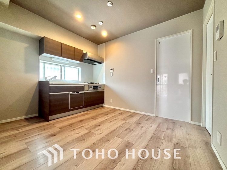 内装 ここはみんなが集い、食事と楽しい会話が始まる場所。話に夢中になりすぎて、ついつい時を忘れ、夜半過ぎになってしまう。そんな束の間の幸せを感じさせてくれます。