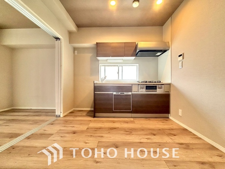 キッチン 手元の収納から、足元の収納までが全てスライド式で、奥のスペースまで有効に活用できます。奥まで上から見渡せるので、たまにしか使わない調理器具もサッと取出せます。