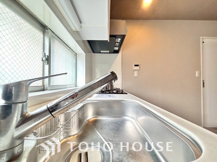 キッチン キッチンは家族の絆を育む大切な空間。シンプルで使い易いシステムキッチンで愉しく作る料理は愛情のある美味しいご馳走に。家族で使えるダイニングキッチンです。