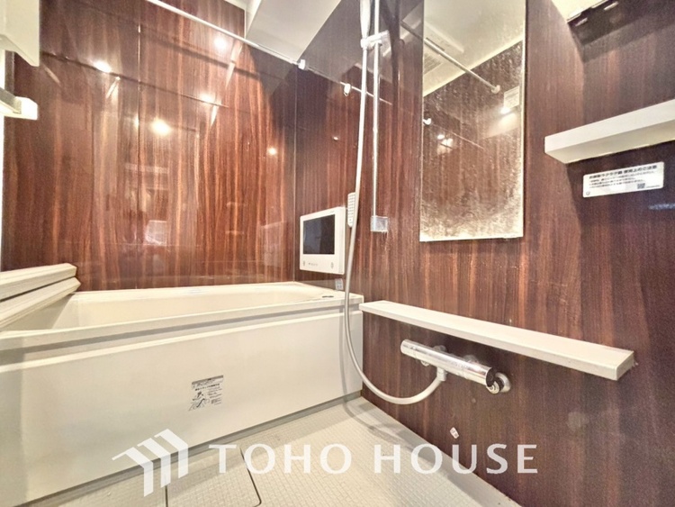 風呂 【浴室】《一日の疲れを落としてくれる場所は、落ち着く場所でなければならない》　高級感溢れるカラーと大きさ・柔らかな曲線で構成された半身浴も楽しめるバスタブが心地よさをもたらします。