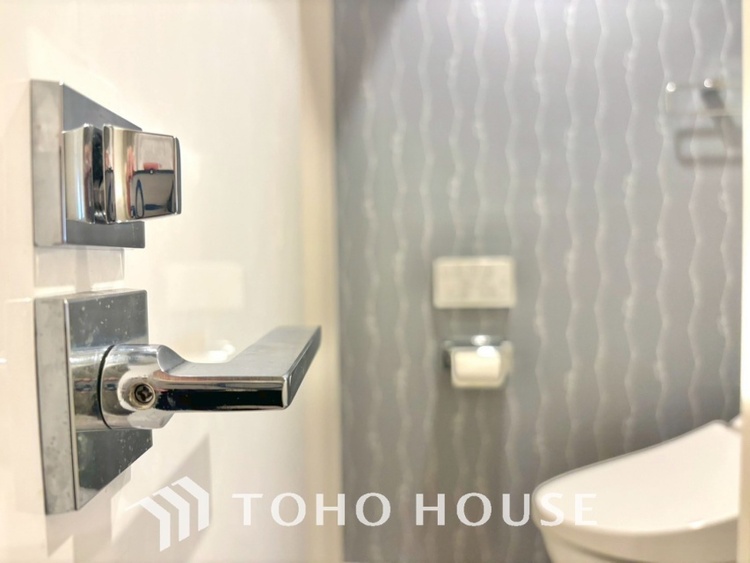 トイレ 清潔感あるホワイト調のクロスと温もり溢れるモダンカラーの床材が見事に調和した本邸宅は、毎日の生活を少しでも快適に過ごして頂ける様に落ち着いた雰囲気作りから行っています。