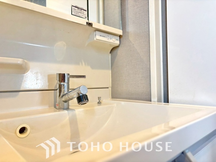 洗面 気持ちの良い朝をつくりだし、夕方には笑顔を取り戻させてくれるミラー。パウダールームはいつでも本来の自分を取り戻せる空間。明るく仕上げてあります。