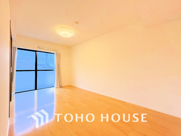 内装 採光もある洋室は、くつろぎのひと時を過ごすのにぴったり