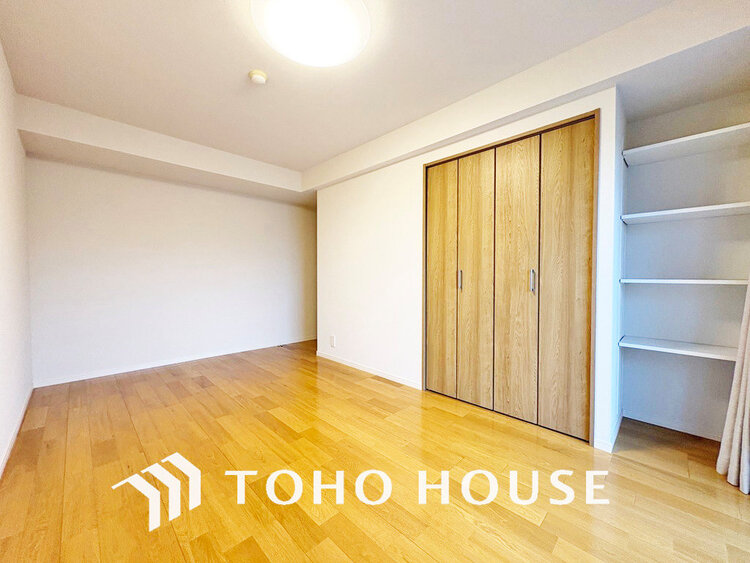 内装 シンプルですっきりとした室内は飽きのこない居心地の良い雰囲気