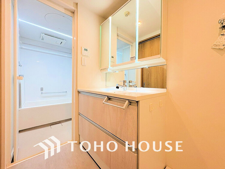 洗面 白を基調とした清潔感のある洗面室で朝の身支度を