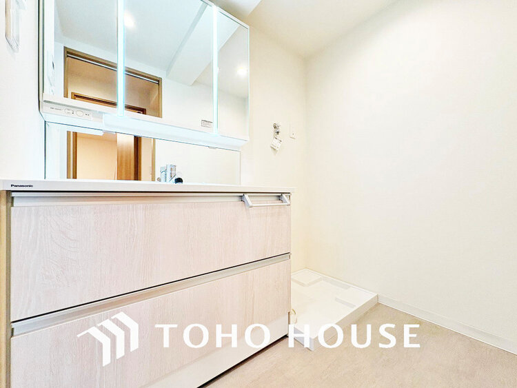 洗面 洗面台には三面鏡を採用。身だしなみを整えやすく収納量も良好です