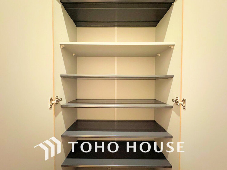 玄関 天井まである玄関収納はご家族分の履物も余裕で収納可能