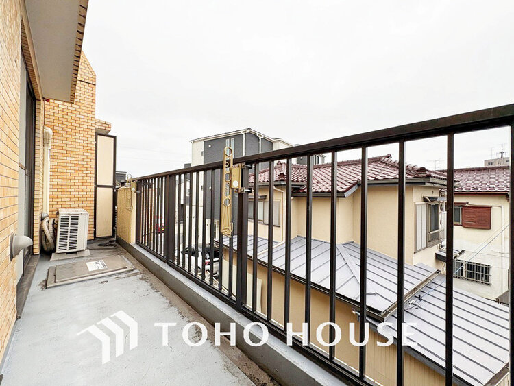 バルコニー 日当たりの良いバルコニーで晴れの日の洗濯物も楽しみになりますね