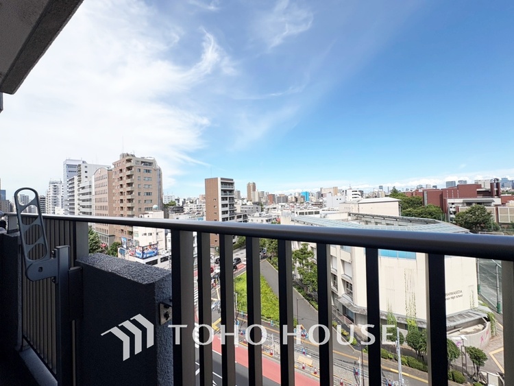 内装 【Ease】家族個々の安らぎの空間。プライベートなBedRoomは暮らす方の感性で造り上げたいもの。誰もが好みで飾れるシンプルな室内に仕上げてあります。