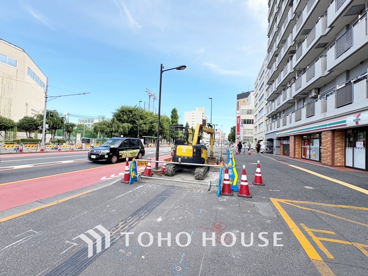 内装 【Bouncy conversation】　パートナーや家族が集う憩いの空間。真新しい木目のフローリングや白亜のクロスを陽の光、ダウンライトが照らし出し、家族・友人・知人の会話に華を咲かせます。