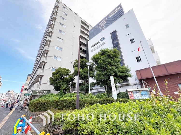 内装 【smart design】◆スマートデザイン◆太陽の光をスマートにリビングへ。優しくいざなわれた採光が朝は目を覚ませ、昼はくつろぎ、そして夕刻には温もりを与える。他にはないおしゃれなデザインで。