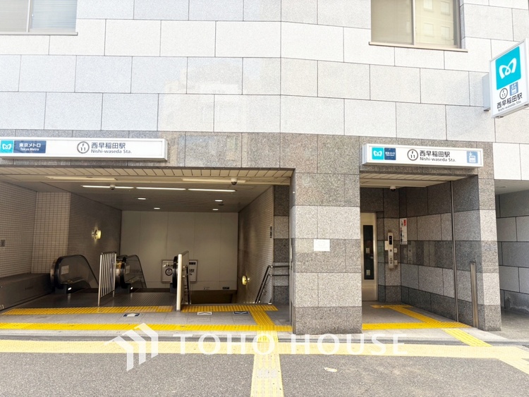 キッチン 【Kitchen】美しく使いやすいキッチンは油汚れが簡単に拭き取れる素材で加工されており、浄水器シャワーから流す水の音を軽減する静かなシンクを採用。見えないところにさり気ない配慮が嬉しい