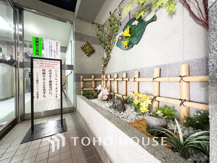 風呂 【Swaying surface】光に照らし出されたバスルーム。膨よかな湿度と静かに揺れる眼前の水面。広い浴槽にゆっくりと身を沈め深く瞑想をすれば、また新たな活力が膨らんできます。