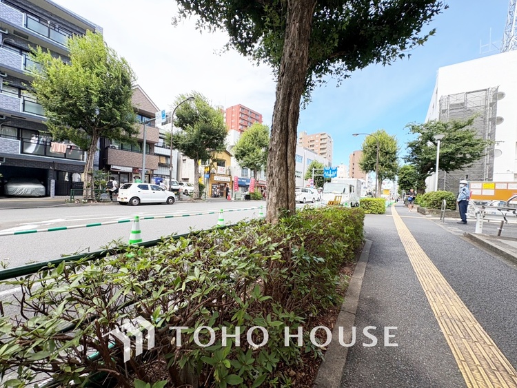 トイレ 【toilet】トイレットペーパーの使用回数を減らせることです。 シャワートイレを使用すれば、洗浄して汚れを落とすことができるため、トイレットペーパーの使用を最小限にとどめることができます。