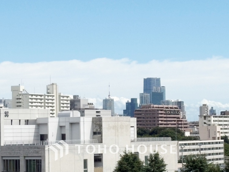 バルコニー ◆青空テラス◆ベランダから望む紺碧の空からそよ風、そして目に映るのはグリーン広がる風光明媚な世界。それは清々しい自然の薫りを肌で感じる幸せな空間。