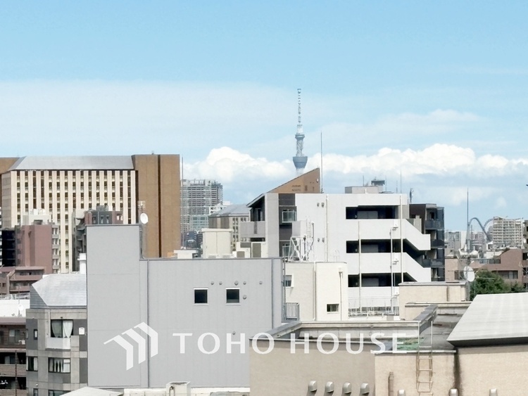 バルコニー 【Blue sky terrace】見上げると、空。時間を忘れ大空を見上げるなんて、いつぶりだろうか。こんなにも広く美しい情景がこの頭上にあったなんて。時間を忘れ、時を知る。