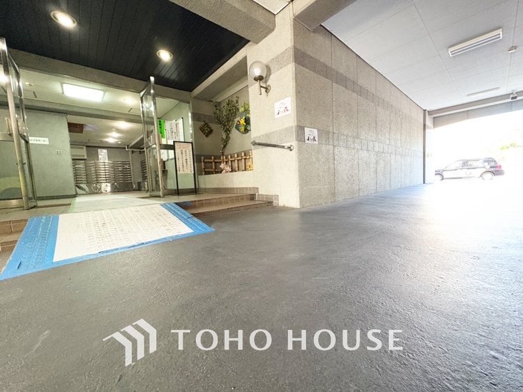 エントランス 【Entrance】仕事は好きだ。でも今日という一日はあまり芳しくない日もある。とぼとぼと家路に付く頃、ふと目を上げると我が家のエントランス。