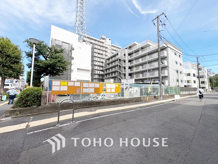 その他 【By the window】◆窓辺◆窓を開けベランダに出ると当所なく広がる街と空のスクリーン。風が凪ぎ一時停止する目の前の画面