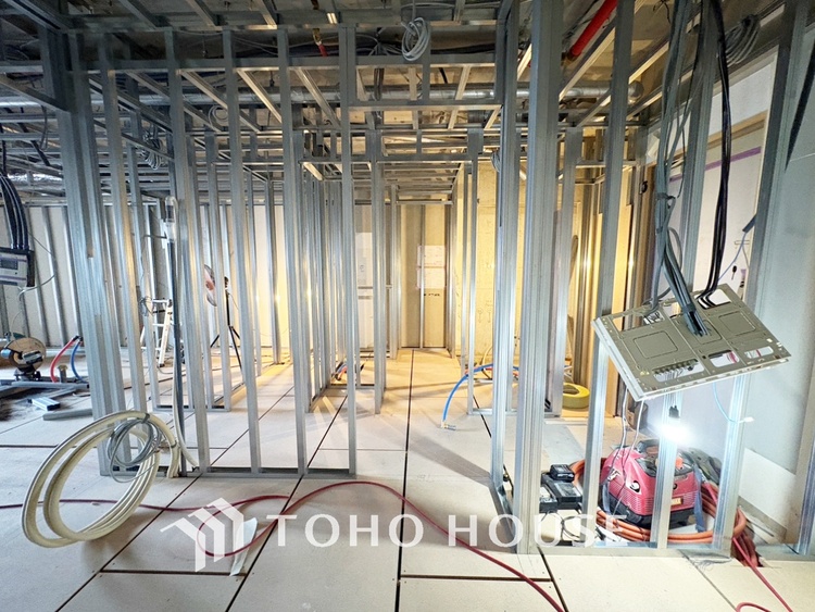 内装 【Ease】家族個々の安らぎの空間。プライベートなBedRoomは暮らす方の感性で造り上げたいもの。誰もが好みで飾れるシンプルな室内に仕上げてあります。