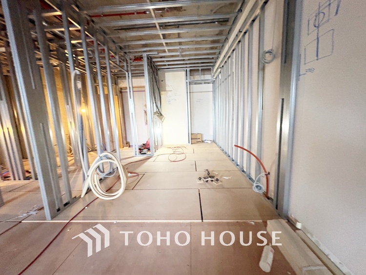 内装 【Bouncy conversation】　パートナーや家族が集う憩いの空間。真新しい木目のフローリングや白亜のクロスを陽の光、ダウンライトが照らし出し、家族・友人・知人の会話に華を咲かせます。