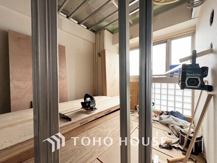 内装 【Cool wind】◆窓を開けると◆冷涼な風、そよぐリビング。だんらんの場所はここから始まり、ここで終わる。家族の笑顔が集う素敵な場所だから、こだわり抜いた思いが詰まっているのだと思う。