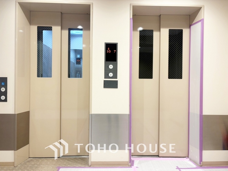 キッチン 【Kitchen】美しく使いやすいキッチンは油汚れが簡単に拭き取れる素材で加工されており、浄水器シャワーから流す水の音を軽減する静かなシンクを採用。見えないところにさり気ない配慮が嬉しい