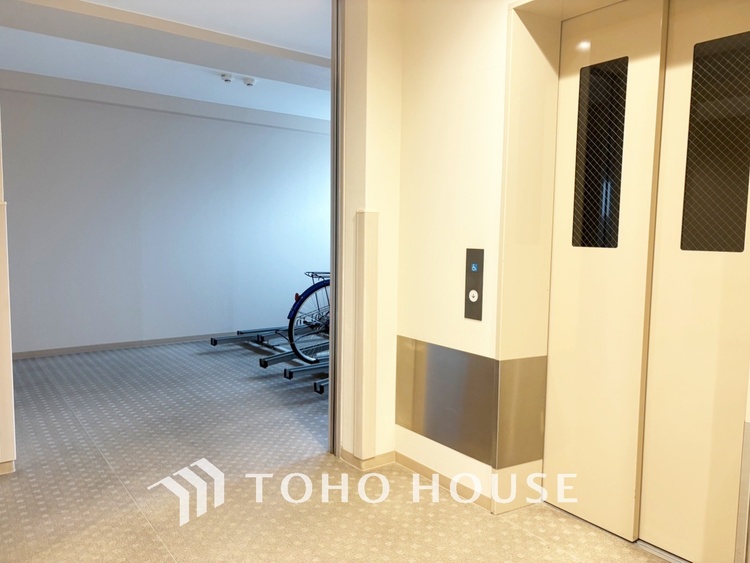 キッチン 【Kitchen】美しく使いやすいキッチンは油汚れが簡単に拭き取れる素材で加工されており、浄水器シャワーから流す水の音を軽減する静かなシンクを採用。見えないところにさり気ない配慮が嬉しい