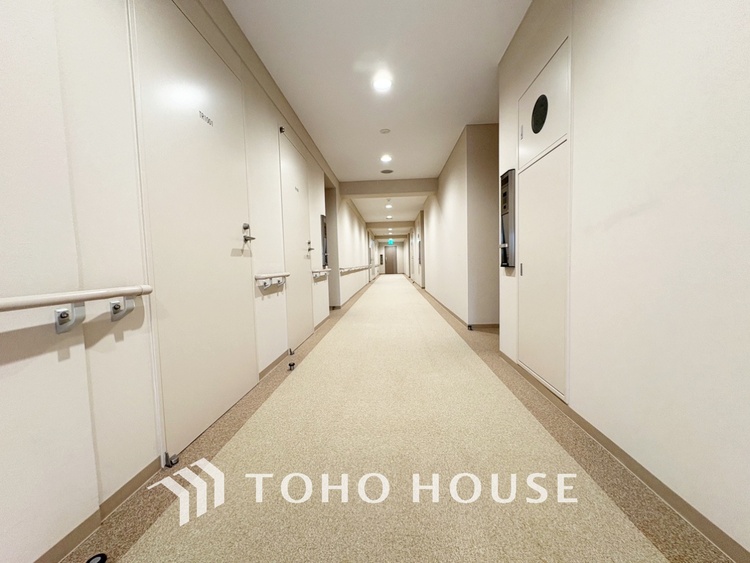 風呂 【Swaying surface】光に照らし出されたバスルーム。膨よかな湿度と静かに揺れる眼前の水面。広い浴槽にゆっくりと身を沈め深く瞑想をすれば、また新たな活力が膨らんできます。