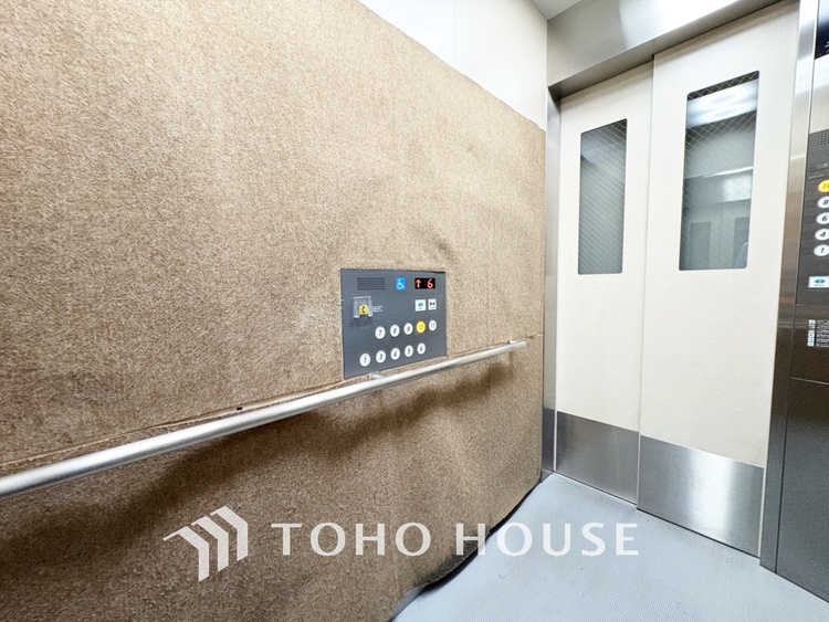 洗面 【Wash basin】十分な大きさの洗面台は収納もさる事ながら、身だしなみチェックや歯磨きなど、朝の慌ただしい時間でもホテルライクなスペースで余裕とゆとりを感じて頂けます。