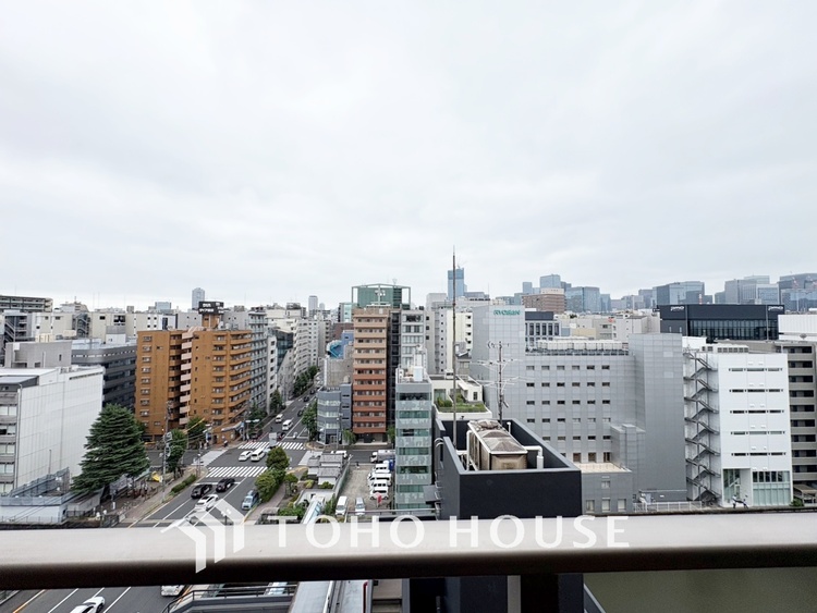 バルコニー ◆青空テラス◆ベランダから望む紺碧の空からそよ風、そして目に映るのはグリーン広がる風光明媚な世界。それは清々しい自然の薫りを肌で感じる幸せな空間。
