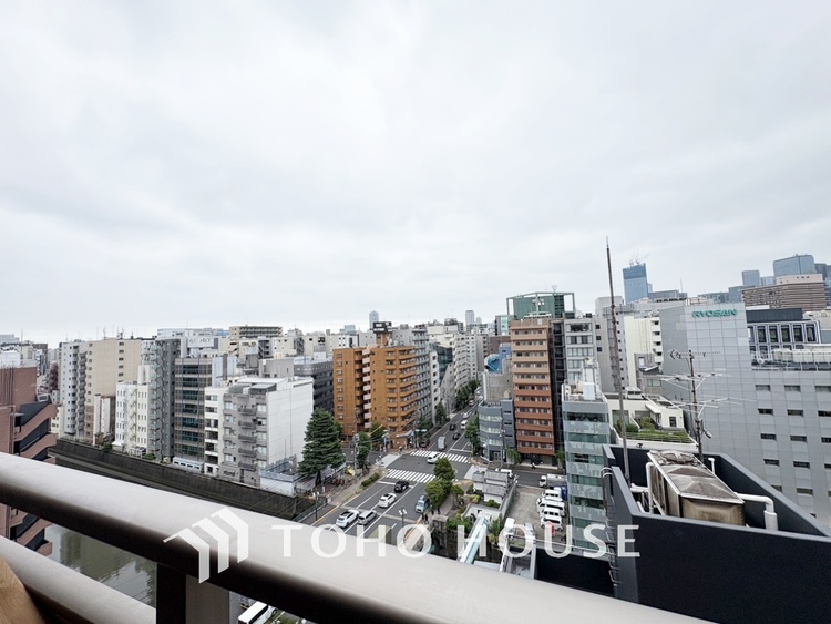 バルコニー 【Blue sky terrace】見上げると、空。時間を忘れ大空を見上げるなんて、いつぶりだろうか。こんなにも広く美しい情景がこの頭上にあったなんて。時間を忘れ、時を知る。