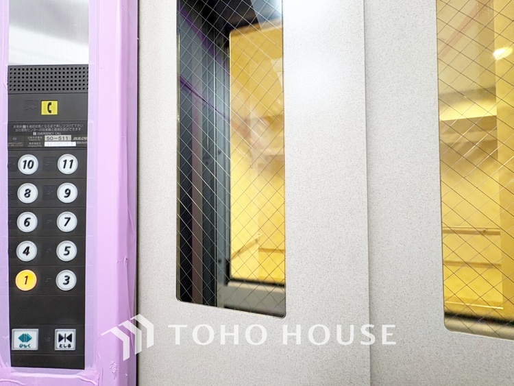 その他 【By the window】◆窓辺◆窓を開けベランダに出ると当所なく広がる街と空のスクリーン。風が凪ぎ一時停止する目の前の画面