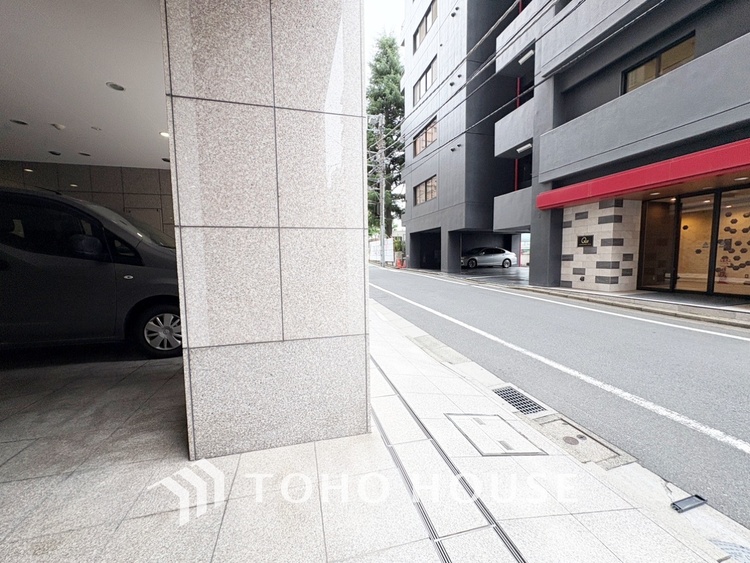 その他 ◆木漏れ日◆の様な採光が優しく足元を照らし、心地いい暮らしの道しるべを写し出す。この空間で過ごす家族との語らいの時間がとても素敵で幸せを感じるかもしれない。【Holiday of a home】