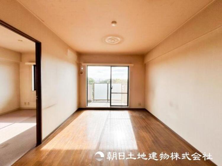 居間 【リビング】1日の中で最も長い時間を過ごすことになるリビングだからこそいつも笑顔があふれる空間であるように心掛けています。