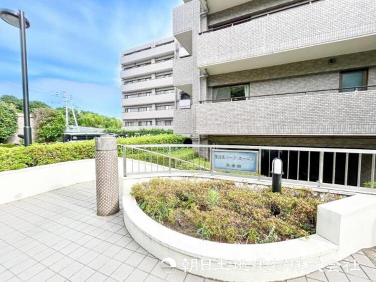 外観 【外観写真】家族の色を映し出す洗練された邸宅は、ずっと輝き続けながらいつしか街の風景に溶け込んでいきます。