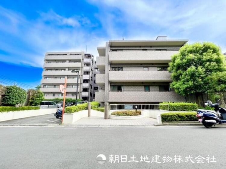 外観 【外観・立地】時代の流行ではなく拘りを貫く。シックなカラートーンで街並みに溶け込む外観は、絶妙なバランスで輝きを放ちます。