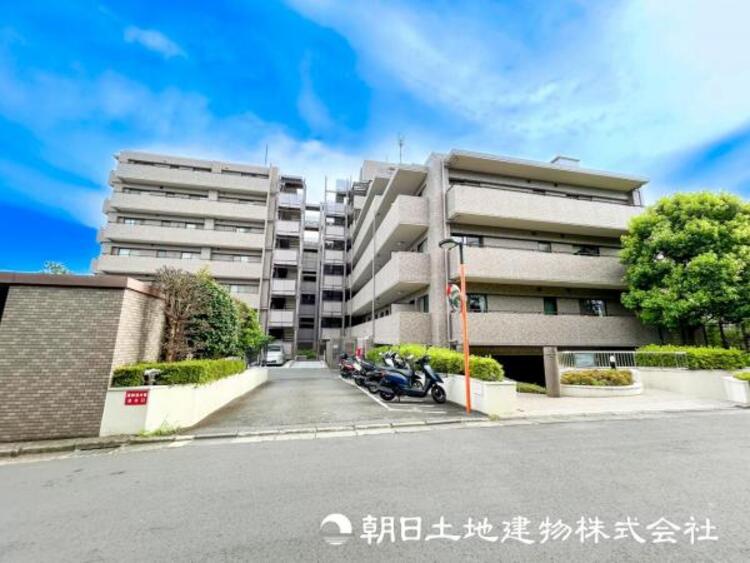 外観 【外観写真】穏やかな風と陽光、日常生活を一段と心地よいものにしています。周辺とのコラボにより明るく開放的な空間を演出。