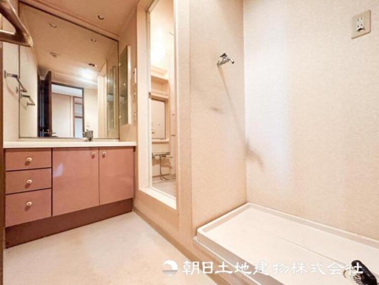 洗面 【洗面化粧台】広々とした洗面化粧台はたっぷり収納もさるますし、朝の忙しい時間でも心に余裕とゆとりを作ってくれます。