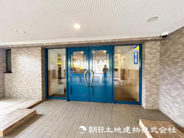 エントランス 【エントランス】表現された空間はたくさんの光を浴び、風を感じ、暮らしを豊かにしてくれます。家族の思い出を刻んでいきます。